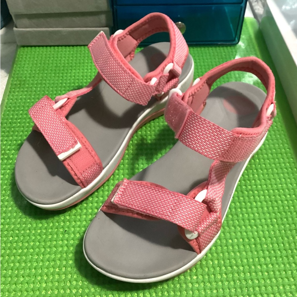 Floopi sport/hiking/beach sandals with velcro straps. Size 6